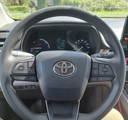Toyota Sienna cena 229000 przebieg: 10000, rok produkcji 2023 z Trzebiatów małe 121